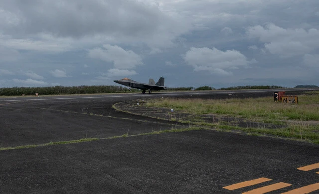 2024年4月、硫黄島に初着陸する米空軍のF-22戦闘機。政府は戦闘機の安定運用に向け、滑走路などの強化を検討している