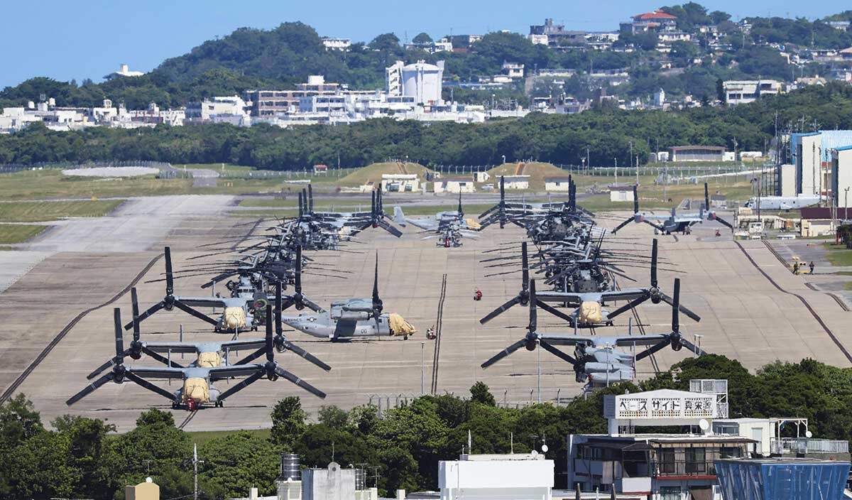 沖縄県宜野湾市の米軍普天間飛行場内に並ぶ輸送機「MV22オスプレイ」。普天間から辺野古への基地移設については、沖縄県知事選挙で大きな争点となった