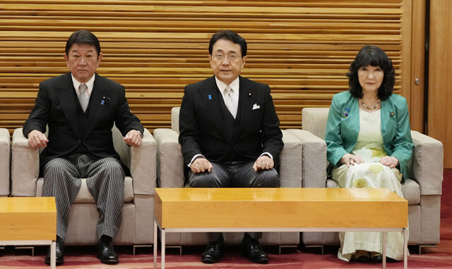 （左から）茂木敏充外相、赤沢亮正経産相、片山さつき財務相は第2次内閣でも続投