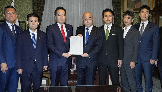 6月24日、副首都構想の具体化に向けた法案を、築山信彦衆議院事務総長（中央）に提出する自民党と日本維新の会の議員たち