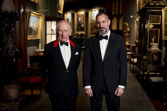 英チャールズ国王（左）とアーガー・ハーン5世（右）。代々、英王室から「殿下」の尊称を与えられ、国家元首クラスの礼遇を受ける