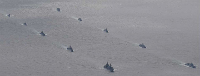 2021年10月、津軽海峡を堂々と通航する中露連合艦隊（写真：防衛省統合幕僚監部）