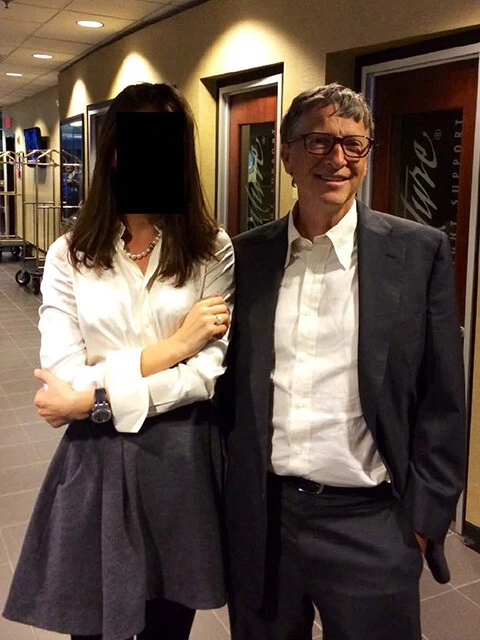 若い女性と写るビル・ゲイツ。彼もエプスタインと関係が深かったひとりとされる