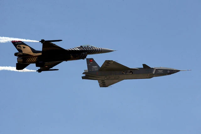 トルコ製無人随伴機のバイラクタル クズルエルマ（写真右）。左側に随伴して飛ぶF-16戦闘機を模擬戦闘で撃墜している（写真：バイラクタル社）