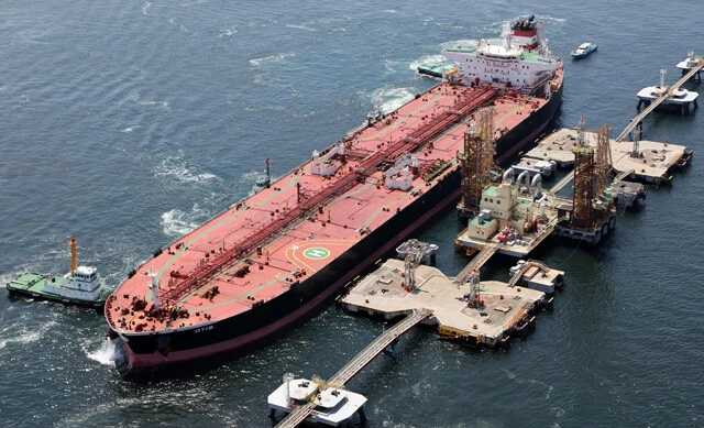 4月26日、東京湾に到着した米国産原油を積んだタンカー。政府や石油元売りは中東のホルムズ海峡を通らないルートで原油調達を進めている