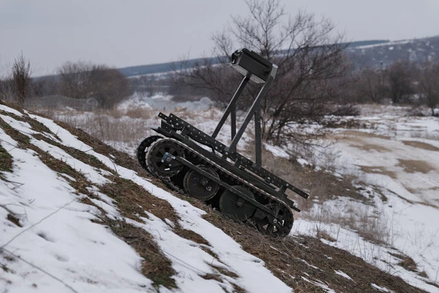 UGVは雪のある悪路もグイグイ進み、45度の傾斜を上る力もある。がれきに模した小型UGVを敵陣に潜り込ませて偵察任務することも可能