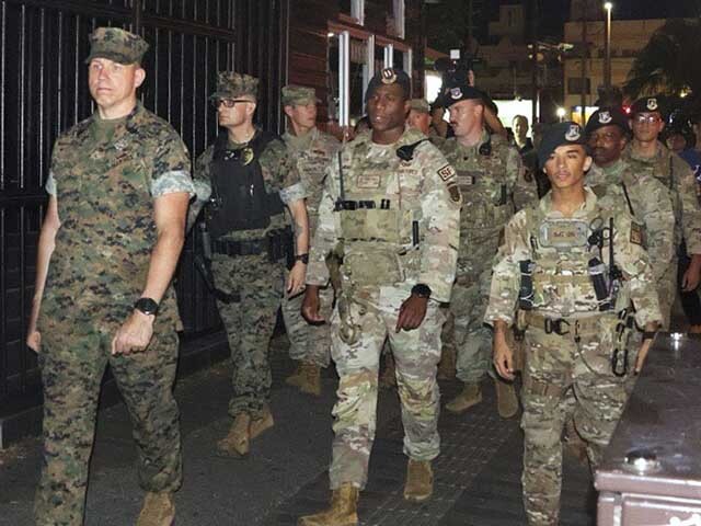 事件を受けて那覇市の歓楽街を巡回する米軍の憲兵。基地内の治安維持や警備を担当する軍事警察だ