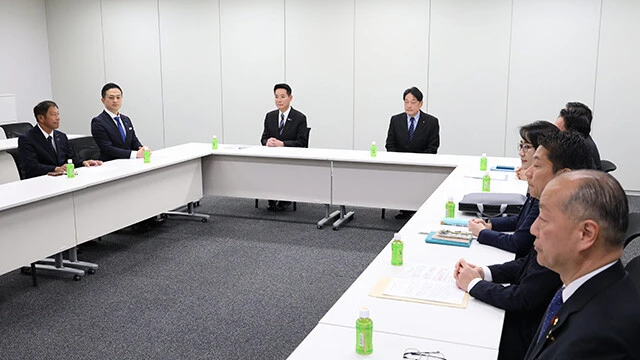 昨年末、＂5類型＂撤廃に関する与党協議に臨んだ自民党の小野寺五典氏（中央右）と日本維新の会の前原誠司氏（中央左）