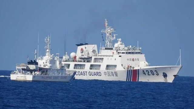 中国海警船は船首に中国海軍艦艇と同じ76mm砲を搭載。尖閣諸島に来る海警船にも装備されている（撮影：フィリピン沿岸警備隊）