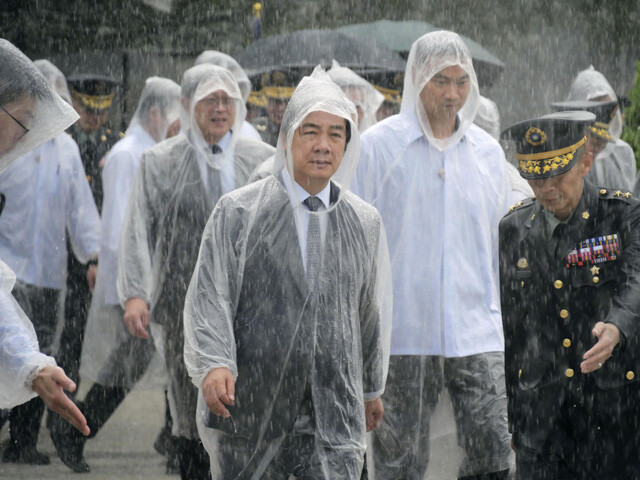 雨の中、かっぱ姿で金門島を訪れた台湾の頼清徳総統。「総統は基本的に24時間待機」と語る仕事人間で、台南市長時代には地震対応で4日間不眠不休となり、市民から「頼むから寝てくれ」と声が上がった