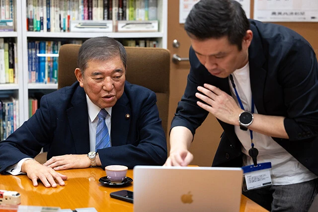 最新の200分の1スケール戦艦大和のプラモの組み立て動画を視聴する石破さん