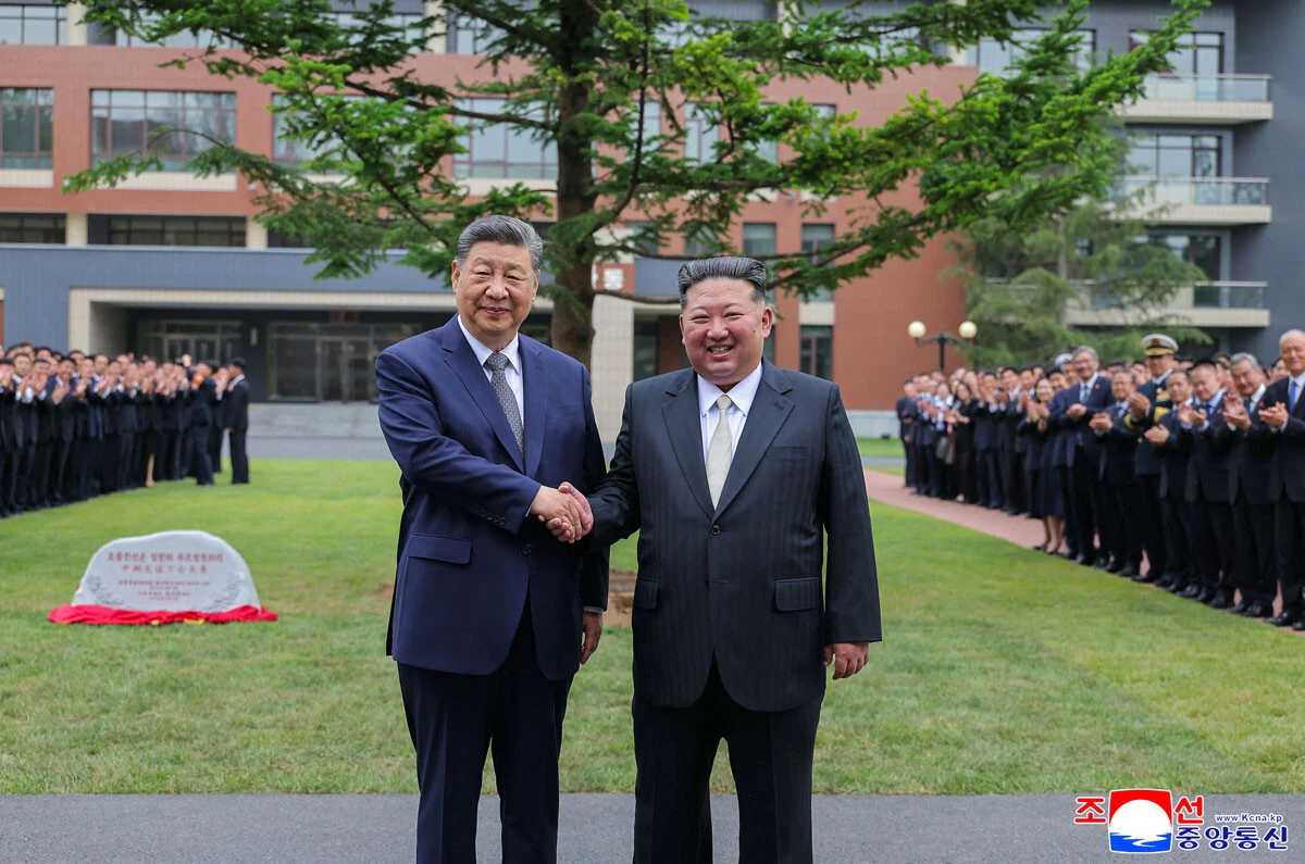 6月8～9日、中国の習近平国家主席が7年ぶりに北朝鮮を訪問。朝鮮労働党の金正恩総書記と会談し、戦略的連携を強化した。日本も無関係ではない（写真：AFP＝時事）