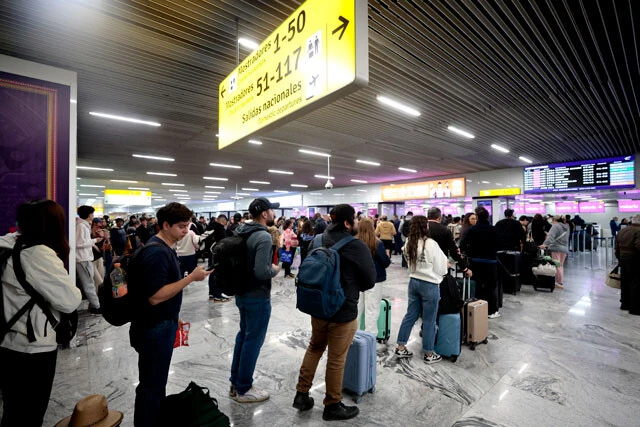 治安悪化の影響で飛行機の欠航が相次いだほか、「暗殺者による空港占拠」など恐怖をあおるデマもカルテル側から流された