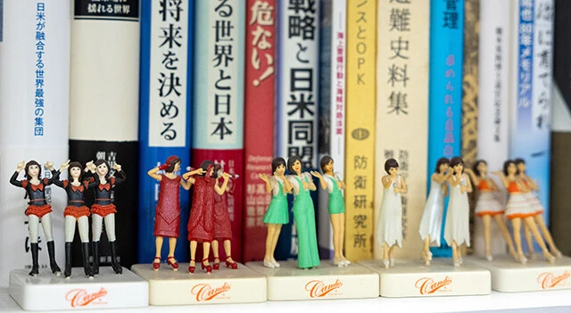 本棚には軍事や防災関係の書籍と一緒に、石破さんが大好きなキャンディーズのフィギュアが衣装違いで並ぶ