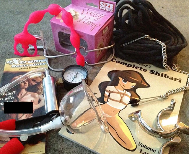 昨年12月、新たに公開された資料の中には、エプスタインの個人コレクションとされるセックストイもあった