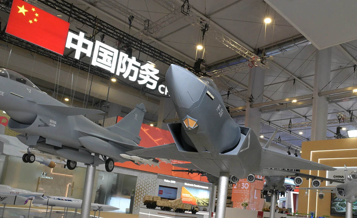 中国が自主開発した第5世代ステルス戦闘機J-35。米F-35の対抗馬とも目され、輸出市場に本格投入されれば、中東の戦闘機商戦を揺さぶる存在になるかもしれない