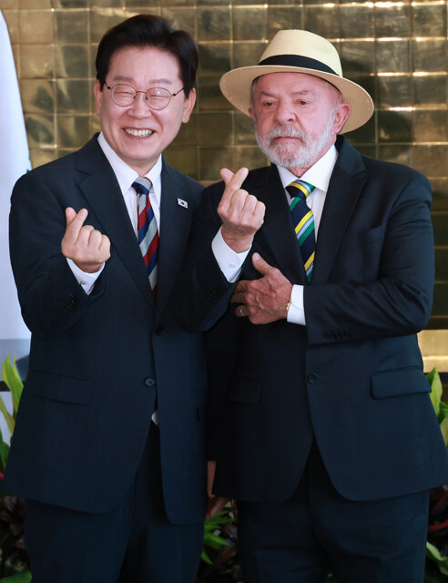 ブラジルのルーラ大統領と指ハートを作る韓国の李在明大統領（左）。よく働くことで有名な李氏は今年、夏休みを取らず、11日間の海外訪問で韓国企業や産業を売り込む「セールス外交」に力を入れた