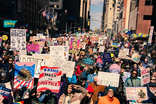 3月28日、全米に広がった「ノー・キングス」デモには約800万～900万人が参加。反トランプの怒りが噴き上がっていることを示した