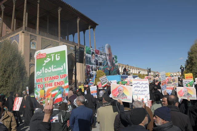 2020年2月のソレイマニ司令官の追悼集会では、ソレイマニグッズが配られ、ホメイニ師と並んで描かれたポスターはあっという間になくなった