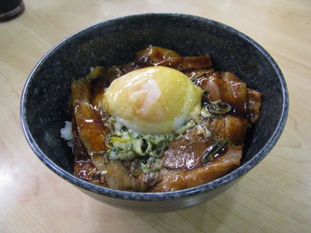 「くら寿司」のイベリコ豚丼(400円+税)。寿司用のツメを絡ませた最高ランクのイベリコ豚と半熟卵が白飯にマッチ