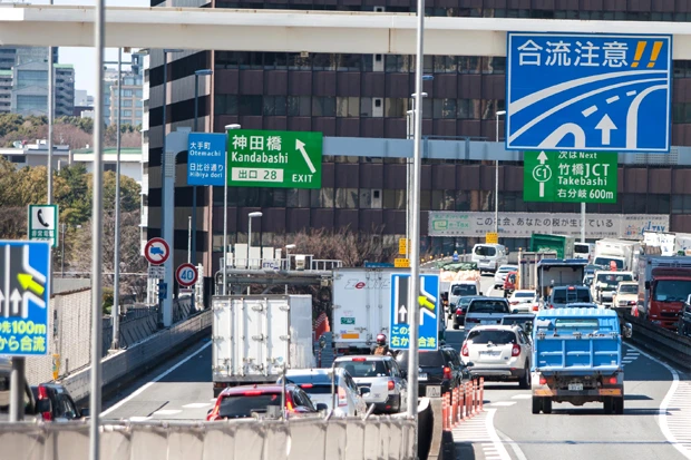 神田橋JCTの合流。合流に関しては、KK線・土橋入り口や、3号線→都心環状線内回り部分など、危険箇所が多々ある。事故一発で首都高は大渋滞に陥るので、できるだけ改善と危険箇所の周知を