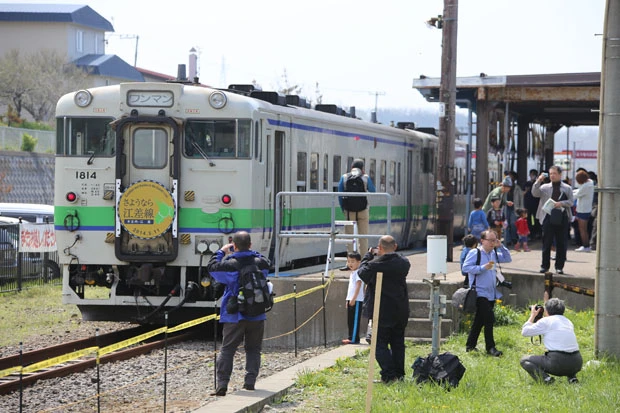 この日に限って、車両の先頭と最後尾にはオリジナルのヘッドマークが装着された