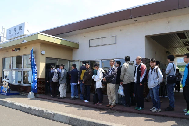 列車が着くと、鉄ヲタは一斉にきっぷ販売窓口へ。あっという間に大行列ができてしまい、きっぷを買うため数十分待つことに