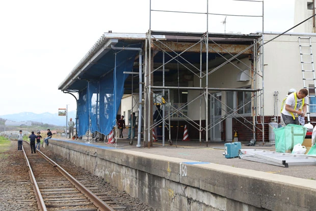 前の日の騒ぎがウソのよう。静かになったホームでは早くも工事用の足場が