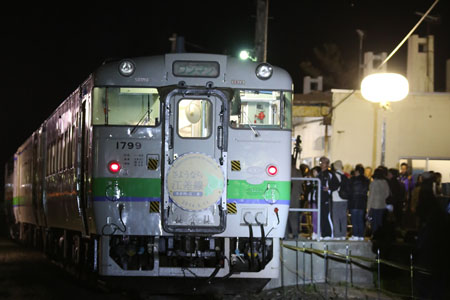 江差駅に到着した最終列車。混雑に対応するため、普段より長い、キハ40の3両編成となった
