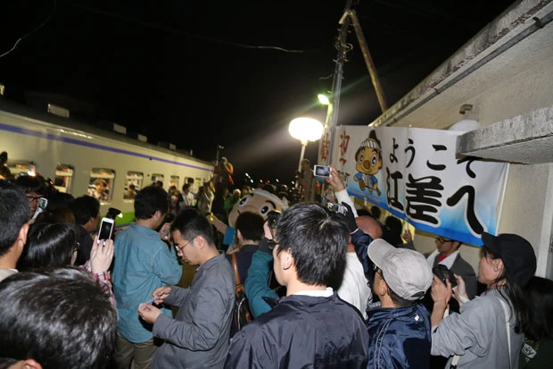 最終列車到着直後の江差駅。乗客と住民、全員興奮気味でテンションが高い。まさにお祭り気分だ