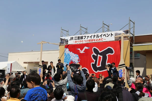 列車を待つ間にはさまざまなイベントが。JR北海道の社長や江差町長が参加した餅まきは大盛況!