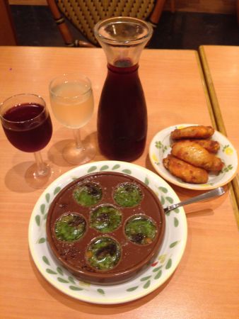 エスカルゴとチキンをつまみにワインをたらふく呑んでも、これ全部で約1300円。「サイゼリヤ」恐るべし
