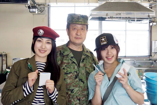 左からチー、遠藤教官、先生