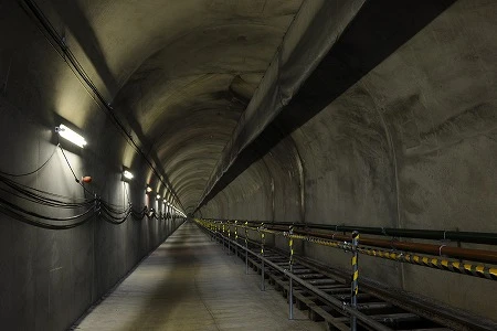 ２年前に、対馬より先に工事が進んでいた、佐賀 県唐津市鎮西町の「日韓トンネル」。トンネルは 小高い山の斜面にポッカリ開き、入り口近くには作業員宿舎が立ち、掘削した石などを地上に上げる無蓋車や掘削用の重機も置いてあった。トンネルを下って６、７分、５４０ ｍで切り羽（最深部） に到達。コンクリートで覆われることもなく岩盤はむき出しだ った。トンネルの傾斜があまりに急で、何かにもたれていないとキツいほどだが、この急な傾斜は対馬のトンネルでも同様だ