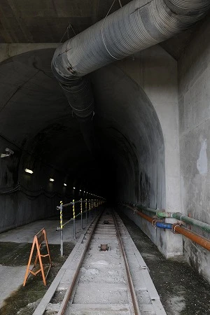 ２年前に、対馬より先に工事が進んでいた、佐賀 県唐津市鎮西町の「日韓トンネル」。トンネルは小高い山の斜面にポッカリ開き、入り口近くには作業員宿舎が立ち、掘削した石などを地上に上げる無蓋車や掘削用の重機も置いてあった。トンネルを下って６、７分、５４０ ｍで切り羽（最深部）に到達。コンクリートで覆われることもなく岩盤はむき出しだ った。トンネルの傾斜があまりに急で、何かにもたれていないとキツいほどだが、この急な傾斜は対馬のトンネルでも同様だ