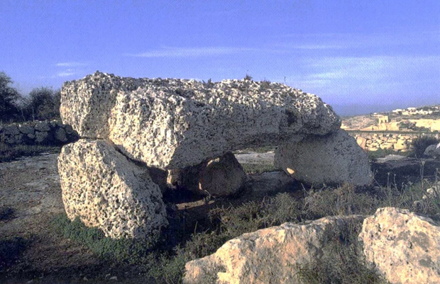  ほとんど未加工の巨石を並べたストーンサークル、支え岩の上に巨岩を載せた「ドルメン」も数多く残る。墓だとする見方もあるが、マルタ島とゴゾ島では人骨や埋葬跡のないものが多い