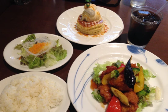 デニーズのランチ、デニーズコレクション(一部店舗限定)。1180円。メイン(写真は若鶏の唐揚げ黒酢ソース)、デザート、ドリンクが選べる。少しゴージャスな気分に