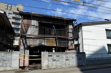 盛岡に駆けつけると家屋はご覧の通り全焼…