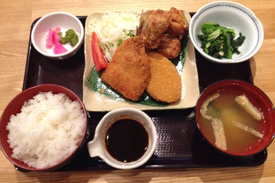東京都心を中心に展開する「魚盛」の日本橋店、3種食べ放題ランチ(880円)。最初はアジフライ1尾、コロッケ1個、唐揚げ3個がついてくるが、食べきれなくても好きなものだけお代わり随時可能
