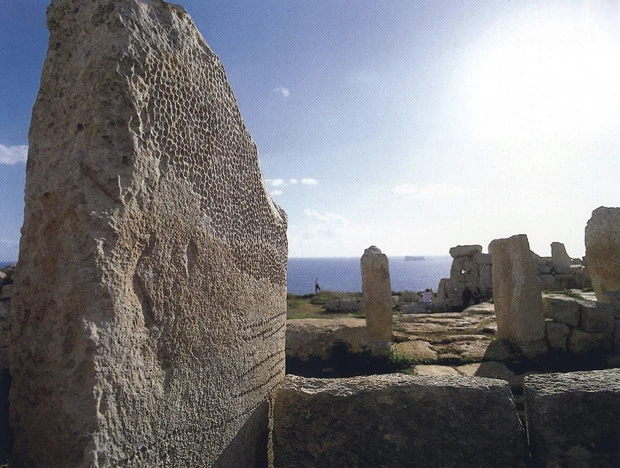  イムナイドラ神殿に残る月の動きを刻んだ巨石。ほかに惑星や星座を記録したと思われる遺物もあり、この巨石文明が宇宙を強く意識していたことが想像できる