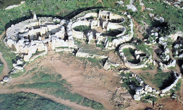  ゴゾ島に残るジュガンティーヤ神殿。内部には丸みをもった複数の部屋があり、全体の形は「太った女性＝女神」とみられる形にデザインされている。多くの神殿では、頭部にあたる奥の部屋に女神石像が祭られた