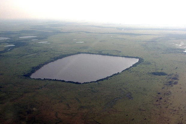 モホス平原で高度２０００ｍから見た小規模の人工湖