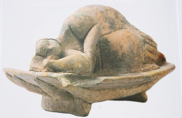 マルタ島の神殿から出土した推定5000年前の「眠る女神像」