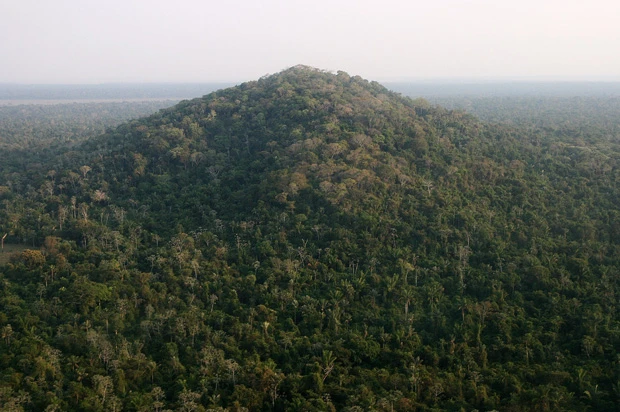  モホス平原の北東部にある水晶山「メルセデス」