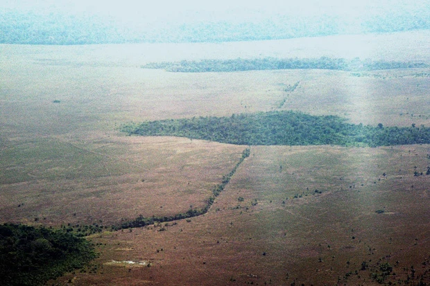 高度３０００ｍから見たロマと、それをつなぐ土手道路。ほとんどの土手脇には水路も掘られている