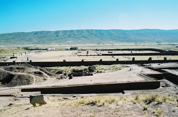 カラササヤの内部にある祭祀広場。夏至の朝日が昇る方角にある神殿の東門の外に、渦巻きなど不思議な文様を全身に彫りつけた石像(下・高さ約3m)が立っている