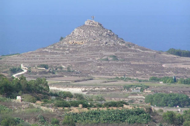  マルタ巨石文明の遺跡のひとつ、石灰岩の岩山を整形したゴゾ島マルサフォン地区の「渦巻き形ピラミッド」