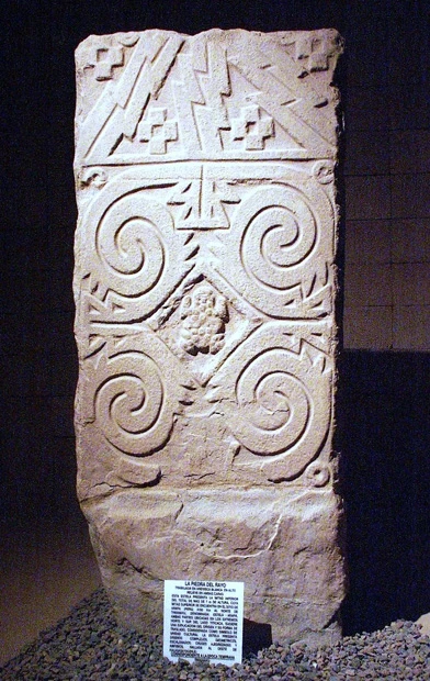 こちらの石板の上部には稲妻が彫られ、中央には雨を降らす“聖獣”としてのカエルが。これは月の象徴とみられる。