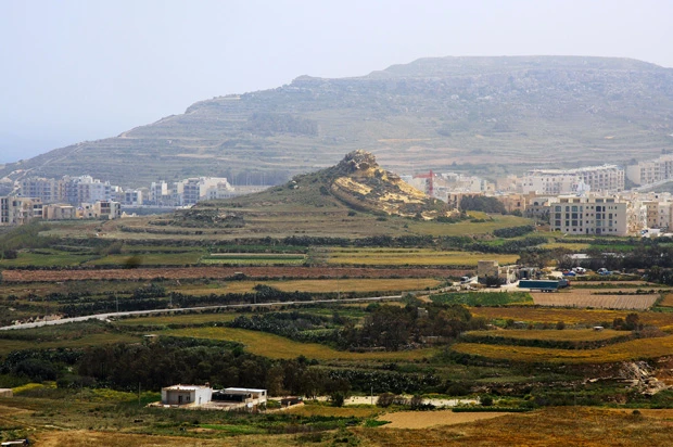 マルサフォン地区に残る、もうひとつの螺旋形ピラミッドらしき岩山(標高約53m)。こちらは崩壊がさらに進み、石灰岩の大きな岩盤が露出している。