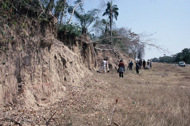 道路工事で側面が削られたモホス平原のマウンド状住居地・ロマ